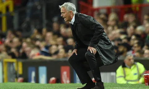 Thánh địa Old Trafford chẳng còn cứu được Man Utd và Mourinho