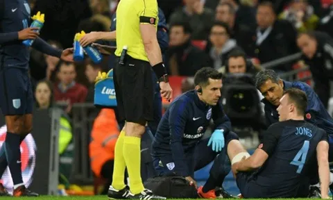 "Thánh nhọ" Phil Jones chấn thương, M.U lo sốt vó