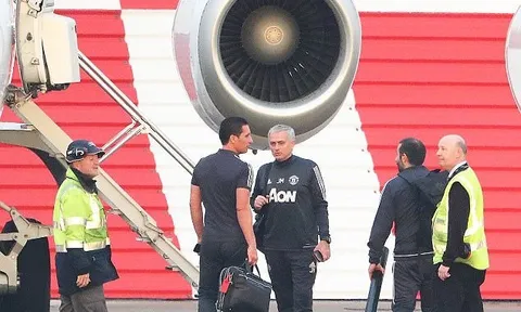 Thầy trò HLV Mourinho hối hả lên máy bay, sẵn sàng chiến Leicester