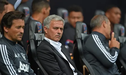 Thầy trò Mourinho chớ hoan hỉ: Benfica & Basel từng khiến M.U 'sấp mặt'
