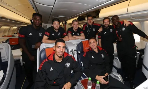 Thầy trò Mourinho hí hửng đáp máy bay đến Nga