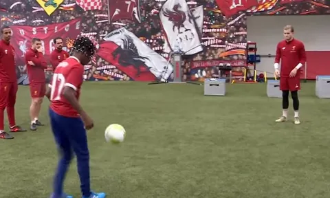 The Kop suýt thua khi thi khống chế bóng với sao Youtube
