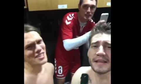 Theo chân 'Lord' Bendtner khám phá phòng thay đồ của Đan Mạch