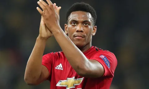Thi đấu bùng nổ, Martial nhận quà đặc biệt từ quê hương