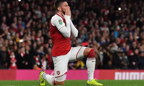 Thi đấu thất vọng, Giroud chạy theo Nketiah như chạy theo vị cứu tinh