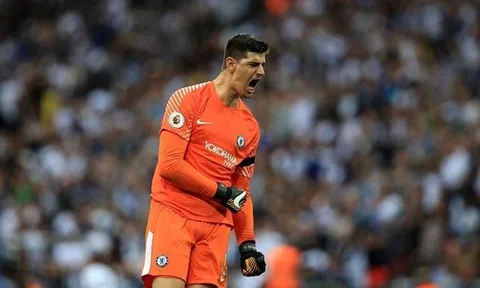 Thibaut Courtois ngẫu hứng lập siêu phẩm trên sân tập