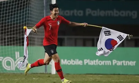 Son Heung-min 'mừng húm', tung tăng chạy khắp sân như trẻ lên ba