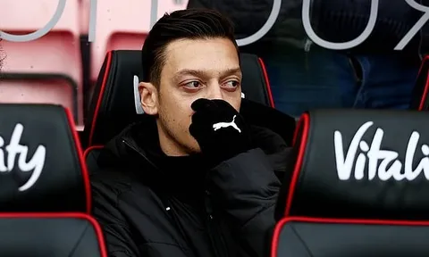Thời gian của Mesut Ozil tại Arsenal đang dần cạn đi