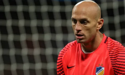 Thủ môn APOEL thất thần vì Tottenham quá 'khủng khiếp'