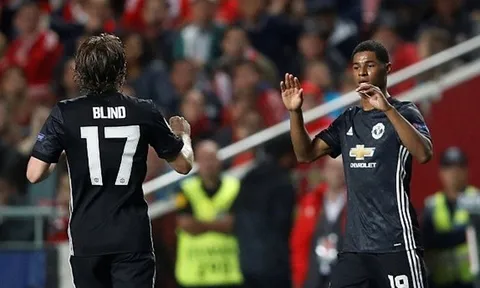 Thủ môn Benfica sai lầm, Rashford ghi bàn dị như Ronaldinho