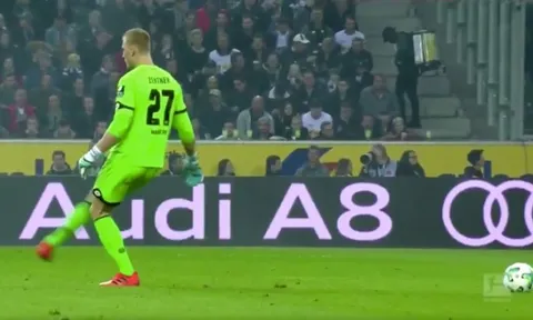 Thủ môn Bundesliga vừa đá bóng vừa... "mơ ngủ"