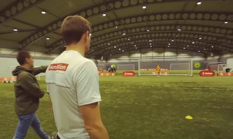 Thủ môn khóc thét khi đối mặt với 5 quả Rocket liên tiếp của Gerrard