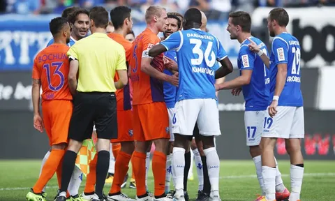 Thủ quân từ chối hưởng penalty, được đội bạn ngả mũ thán phục