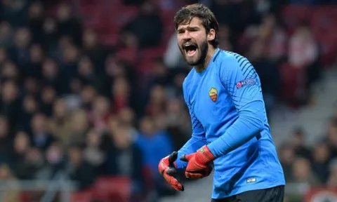 Thủ thành AS Roma gây sốt khi cản được Panenka dù suýt té