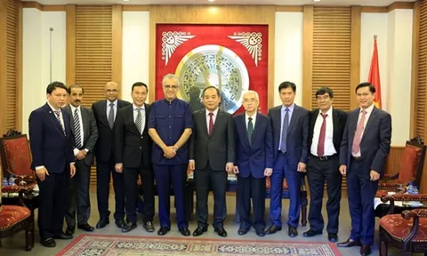 Thứ trưởng Bộ VHTTDL Lê Khánh Hải tiếp Chủ tịch AFC Ebrahim Al Khalifa