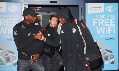 Thua Basel, Paul Pogba vẫn 'quẩy' mạnh trên đường về Manchester