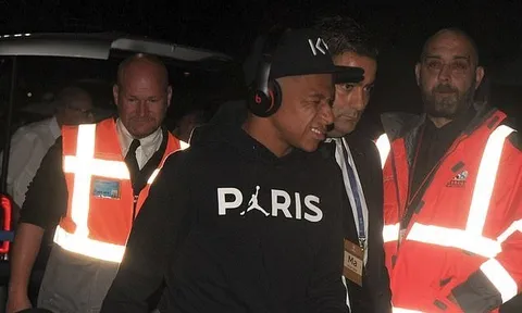 Thua đau Liverpool, Mbappe nhăn nhó trở về Pháp trong đêm tối