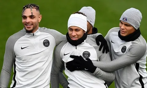 Thua sốc, Neymar và dàn sao PSG vẫn tươi cười trên sân tập