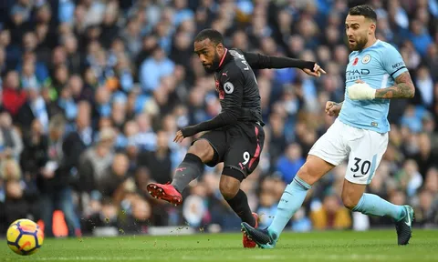Thua toàn diện, Lacazette vẫn mang tin vui cho Arsenal