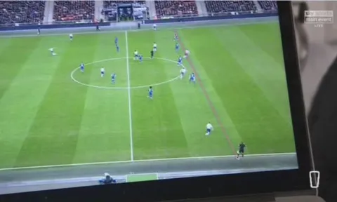 Thua trận, HLV Sarri 'nổi điên' vì tìm ra bằng chứng VAR hại Chelsea
