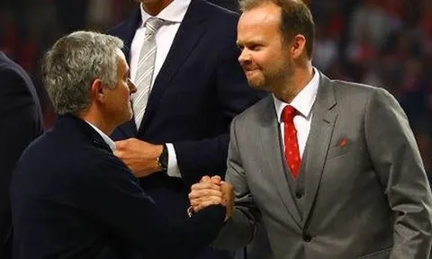 Thực sự Ed Woodward đã nói gì với Mourinho trong cuộc họp?