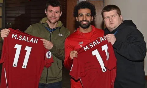 Mohamed Salah tặng quà Giáng sinh đặc biệt cho người hâm mộ khiếm thị