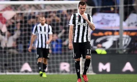 Thủng lưới 3 bàn, Juventus cúi mặt rời Genova