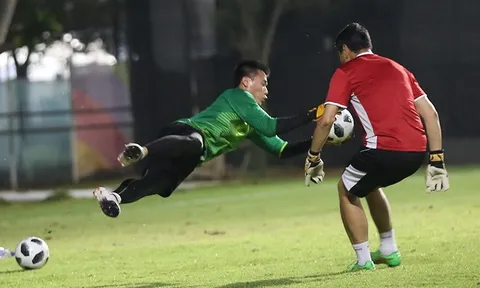 Bùi Tiến Dũng mướt mồ hôi luyện bắt penalty chờ đấu Syria