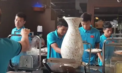 Tiến Dũng 'mặt lạnh' khi bị Đức Chinh cho ra rìa