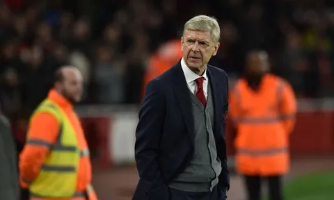 TIẾT LỘ: HLV Wenger nói gì với học trò trong giờ nghỉ?