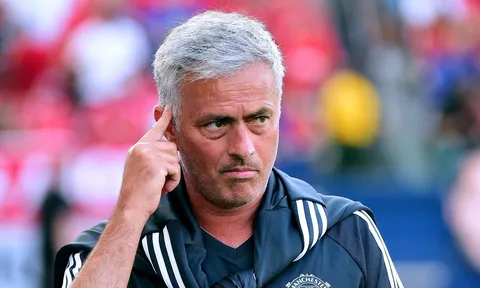 TIẾT LỘ: Mourinho đến tận phòng thay đồ Tottenham, mời gọi cầu thủ