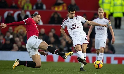 TIẾT LỘ: Vì sao Ibrahimovic bị thay ra ngay sau hiệp 1?