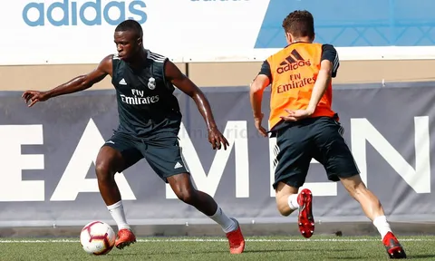 ''Tiểu Neymar' quẩy cực sung trên sân tập Real Madrid