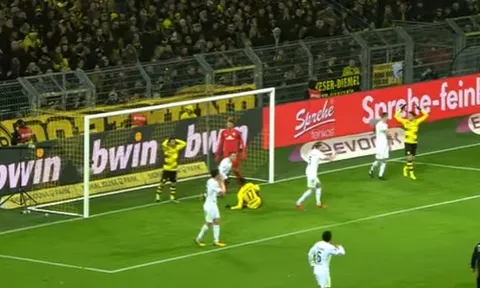 Tình huống Aubameyang lấy thân mình ngăn Kagawa ghi bàn