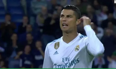 Tình huống 'điên máu' của Ronaldo với Benzema