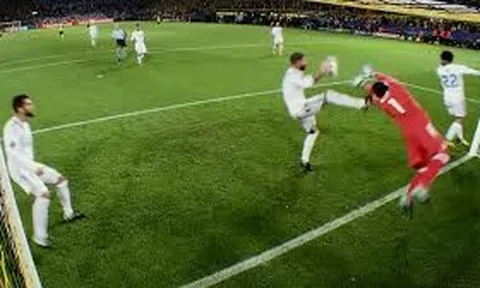 Tình huống dùng tay phá bóng của Ramos trong trận đấu với Dortmund