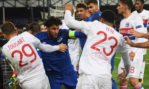 Tình huống loạn đả giữa Ashley Williams và cầu thủ Lyon