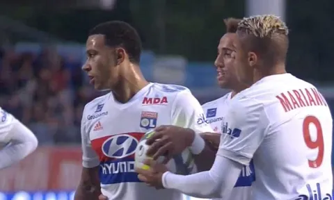 Tình huống panenka của Memphis Depay vào lưới Troyes