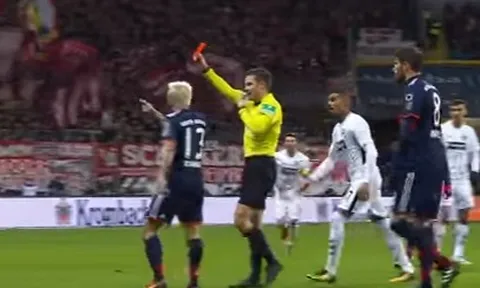 Tình huống trọng tài 'xóa thẻ' ngay trong trận đấu tại Bundesliga