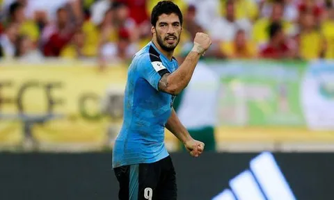 Tình huống va chạm dẫn đến Suarez phải rời sân trước Argentina