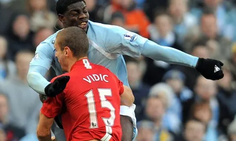 Tình huống Vidic bị đối thủ đạp vào người