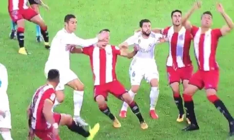 Tịt ngòi, Ronaldo còn bị tố chơi "đá bẩn"