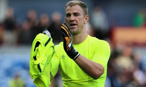 Joe Hart có nhiều pha kiến tạo hơn Oezil sau 8 vòng đầu tiên