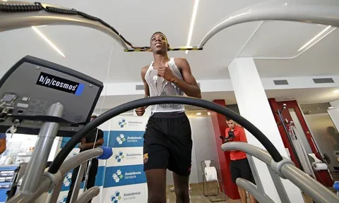 Toàn cảnh buổi kiếm tra y tế của Ousmane Dembele