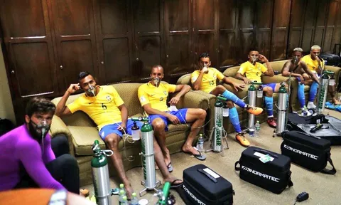 Toàn đội Brazil thở ô xy sau trận Bolivia