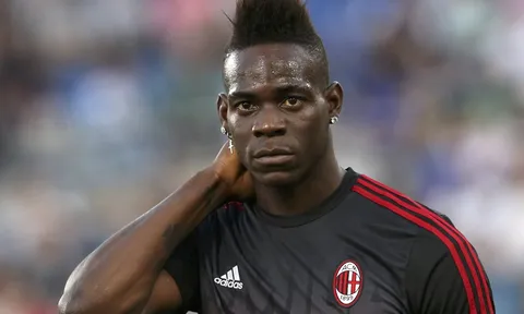 "Tôi đá Balotelli và đồng đội cậu ta đến đập tay ăn mừng với tôi"