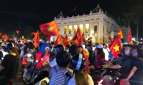 CĐV Việt Nam xuống đường ăn mừng chiến thắng