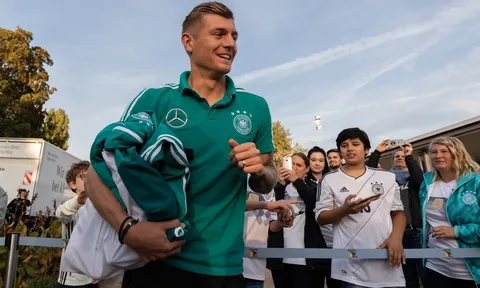 Toni Kroos hóa nam thần, được CĐV tuyển Đức chào đón nồng nhiệt