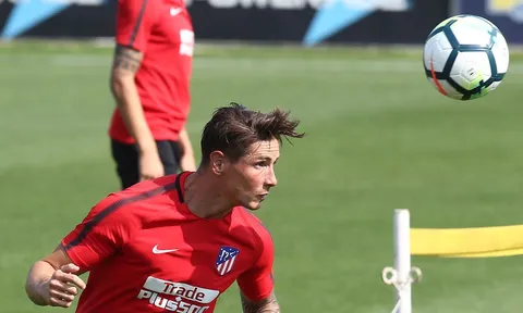 Torres cùng đồng đội chơi bóng chuyền bằng đầu trên sân tập