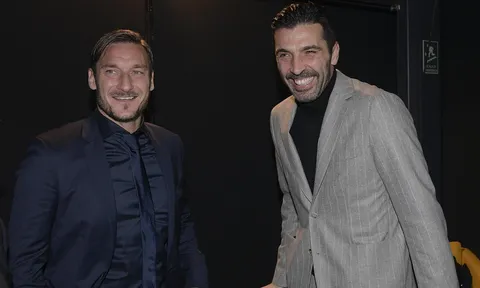 Totti hội ngộ 'người bạn già' trong ngày được vinh danh huyền thoại